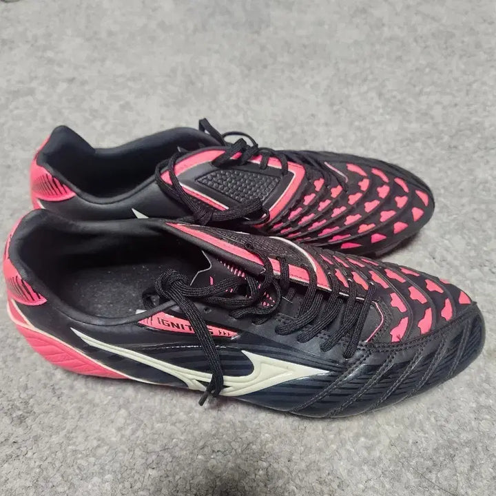 [BUNJANG] Mizuno Ignitus Soccer Cleats Black/Pink - 280mm / 미즈노 이그니터스 축구화 검정/핑크-280