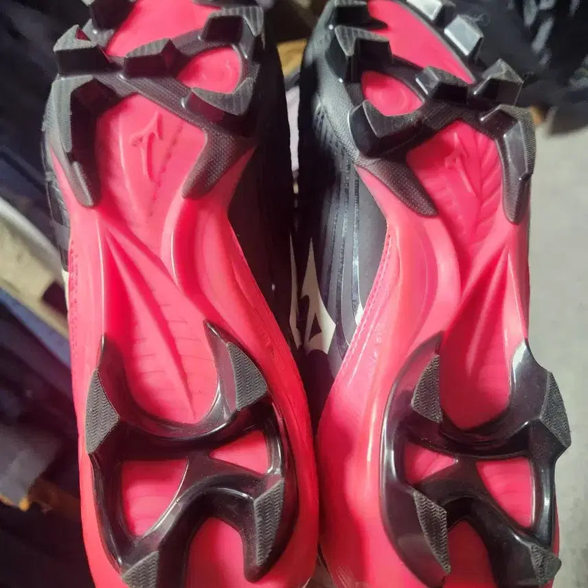 [BUNJANG] Mizuno Ignitus Soccer Cleats Black/Pink - 280mm / 미즈노 이그니터스 축구화 검정/핑크-280