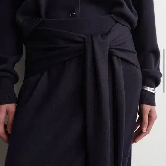 [SOLD OUT] COS 코스 타이 웨이스트 메리노 울미디 스커트 네이비 xs