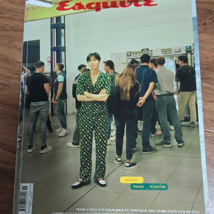 [BUNJANG] Hwang Minhyun Esquire November 2022 Magazine / 에스콰이어 2022년11월(황민현표지)