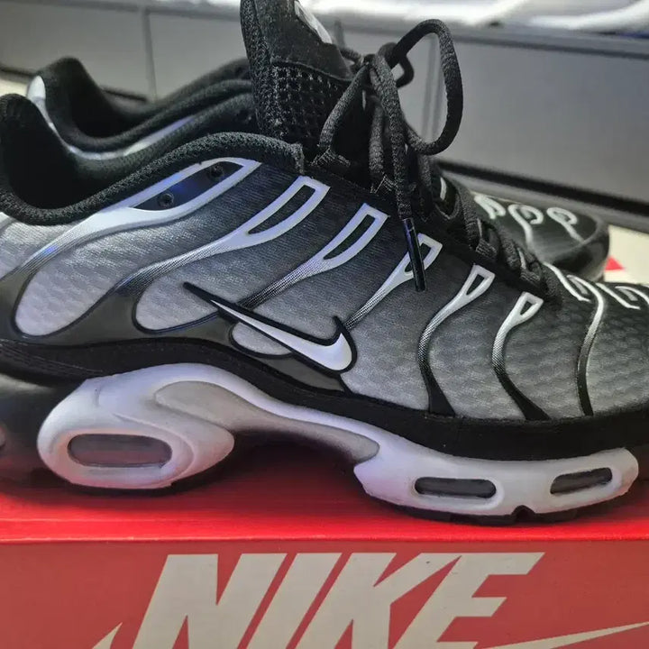[BUNJANG] Nike Air Max Plus Black Metallic Silver Sneakers / 나이키 에어맥스 플러스 블랙 메탈릭 실버(DM0032-003)