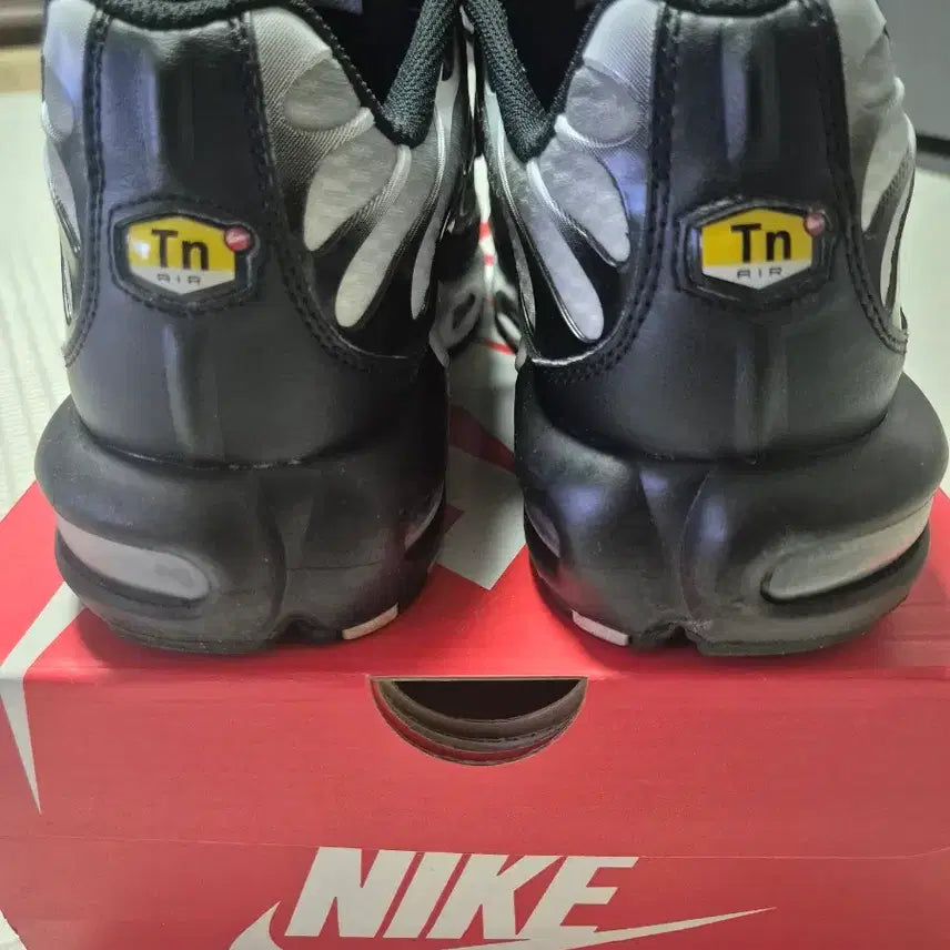 [BUNJANG] Nike Air Max Plus Black Metallic Silver Sneakers / 나이키 에어맥스 플러스 블랙 메탈릭 실버(DM0032-003)