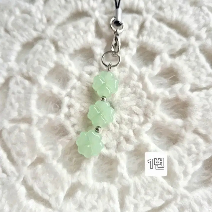 [BUNJANG] Four-Leaf Clover Bead Phone Strap Keychain / 네잎클로버 비즈 핸드폰줄 스트랩 키링