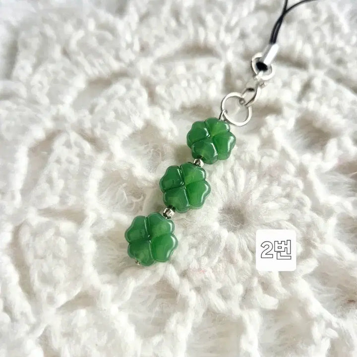 [BUNJANG] Four-Leaf Clover Bead Phone Strap Keychain / 네잎클로버 비즈 핸드폰줄 스트랩 키링