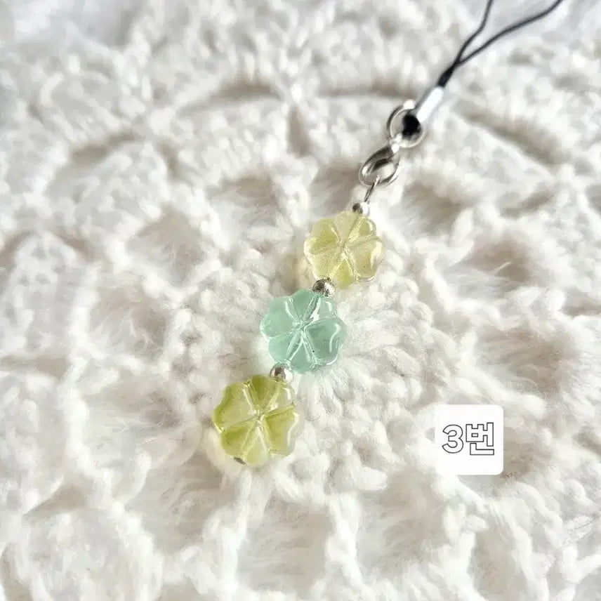[BUNJANG] Four-Leaf Clover Bead Phone Strap Keychain / 네잎클로버 비즈 핸드폰줄 스트랩 키링