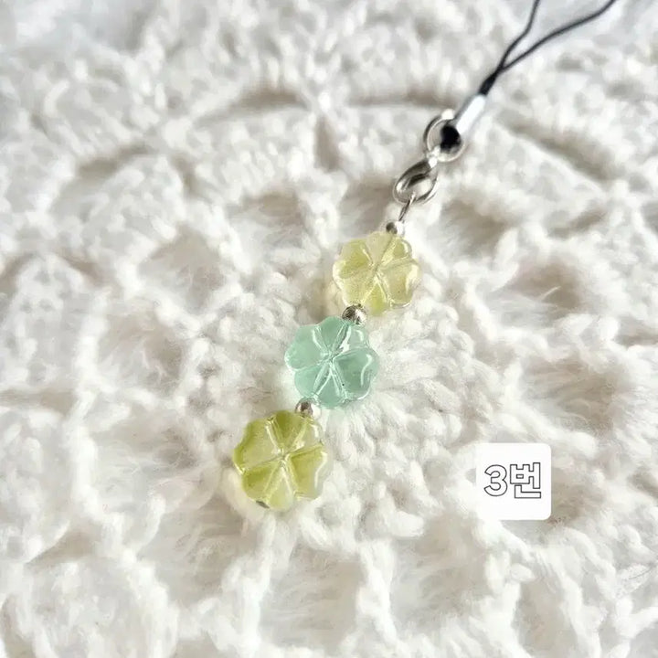 [BUNJANG] Four-Leaf Clover Bead Phone Strap Keychain / 네잎클로버 비즈 핸드폰줄 스트랩 키링