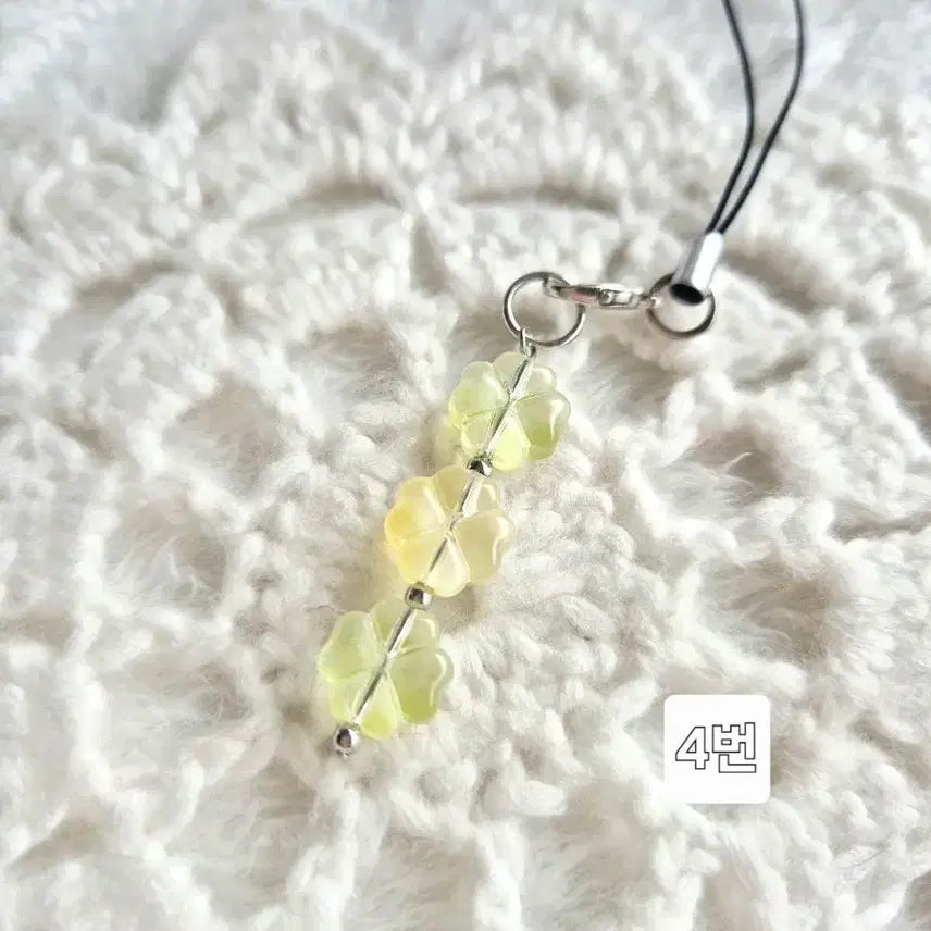 [BUNJANG] Four-Leaf Clover Bead Phone Strap Keychain / 네잎클로버 비즈 핸드폰줄 스트랩 키링