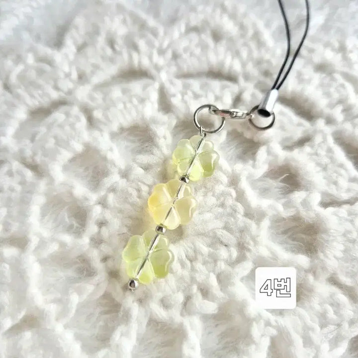 [BUNJANG] Four-Leaf Clover Bead Phone Strap Keychain / 네잎클로버 비즈 핸드폰줄 스트랩 키링