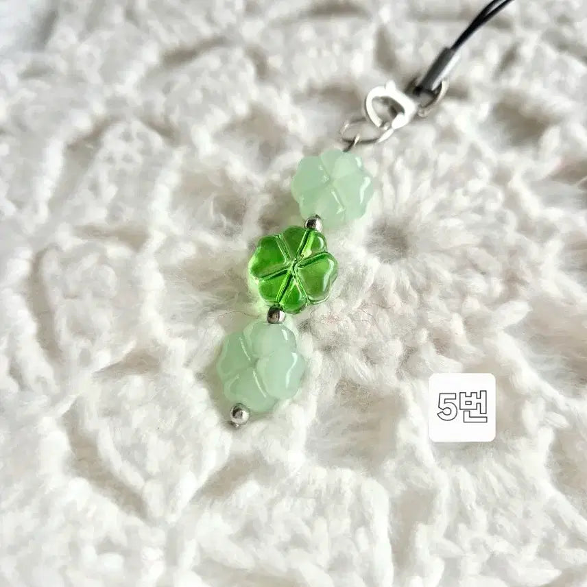 [BUNJANG] Four-Leaf Clover Bead Phone Strap Keychain / 네잎클로버 비즈 핸드폰줄 스트랩 키링