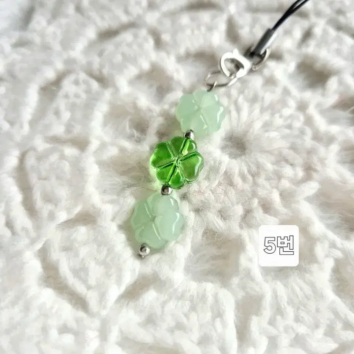 [BUNJANG] Four-Leaf Clover Bead Phone Strap Keychain / 네잎클로버 비즈 핸드폰줄 스트랩 키링