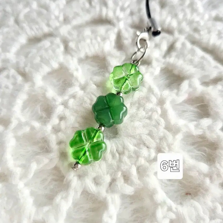[BUNJANG] Four-Leaf Clover Bead Phone Strap Keychain / 네잎클로버 비즈 핸드폰줄 스트랩 키링