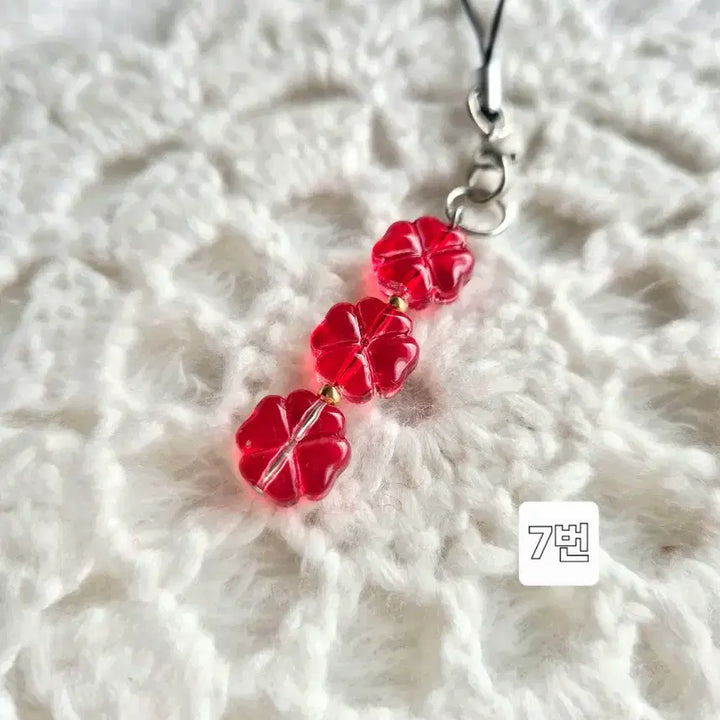 [BUNJANG] Four-Leaf Clover Bead Phone Strap Keychain / 네잎클로버 비즈 핸드폰줄 스트랩 키링