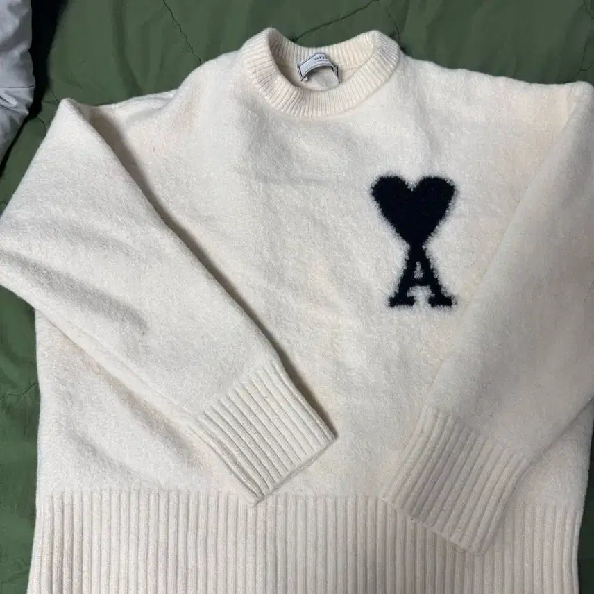 [BUNJANG] BTS Heart Logo Crewneck Knit Ivory / 아미 하트 로고 크루넥 니트 아이보리