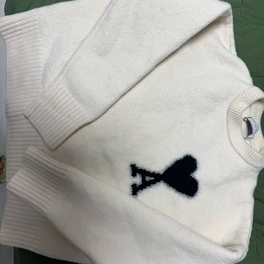 [BUNJANG] BTS Heart Logo Crewneck Knit Ivory / 아미 하트 로고 크루넥 니트 아이보리