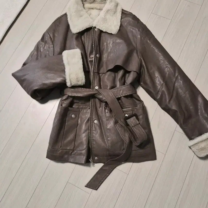 [BUNJANG] Shearling Color-Block Leather Mustang Coat / 시크하고 따뜻한 양털 배색 무스탕 코트