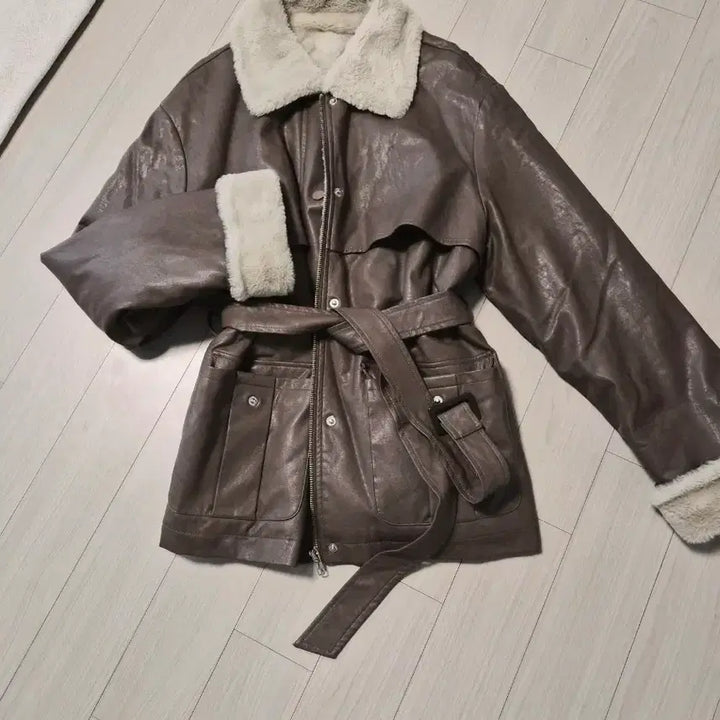 [BUNJANG] Shearling Color-Block Leather Mustang Coat / 시크하고 따뜻한 양털 배색 무스탕 코트