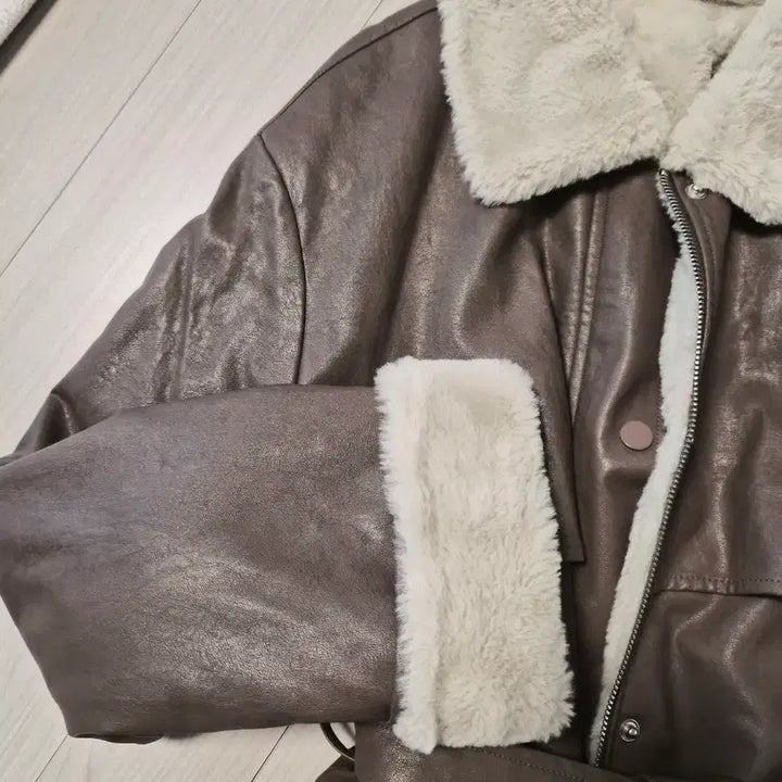 [BUNJANG] Shearling Color-Block Leather Mustang Coat / 시크하고 따뜻한 양털 배색 무스탕 코트