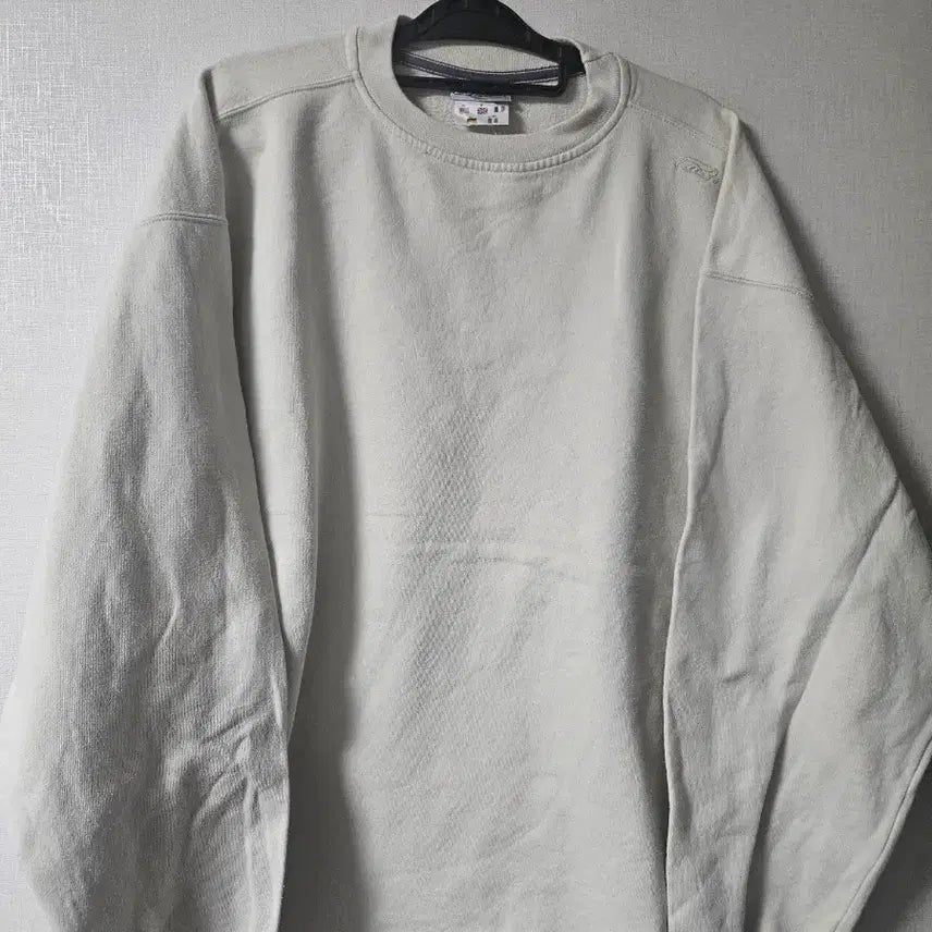 [BUNJANG] Reebok Oatmeal Embroidered Logo Sweatshirt / 리복 아이보리 맨투맨 티셔츠