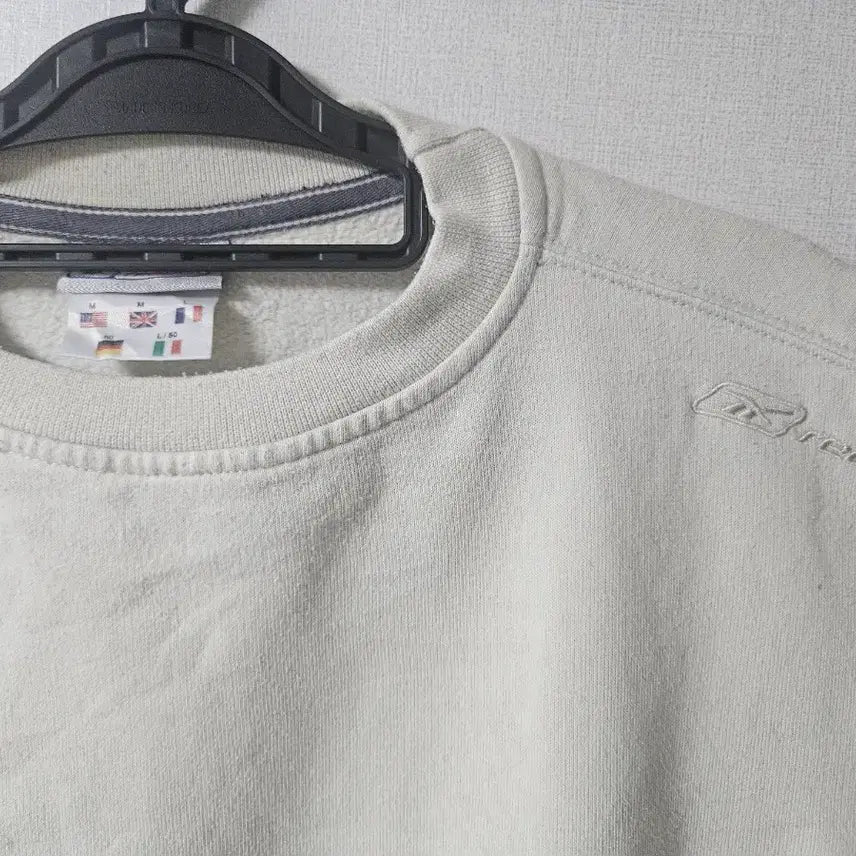 [BUNJANG] Reebok Oatmeal Embroidered Logo Sweatshirt / 리복 아이보리 맨투맨 티셔츠