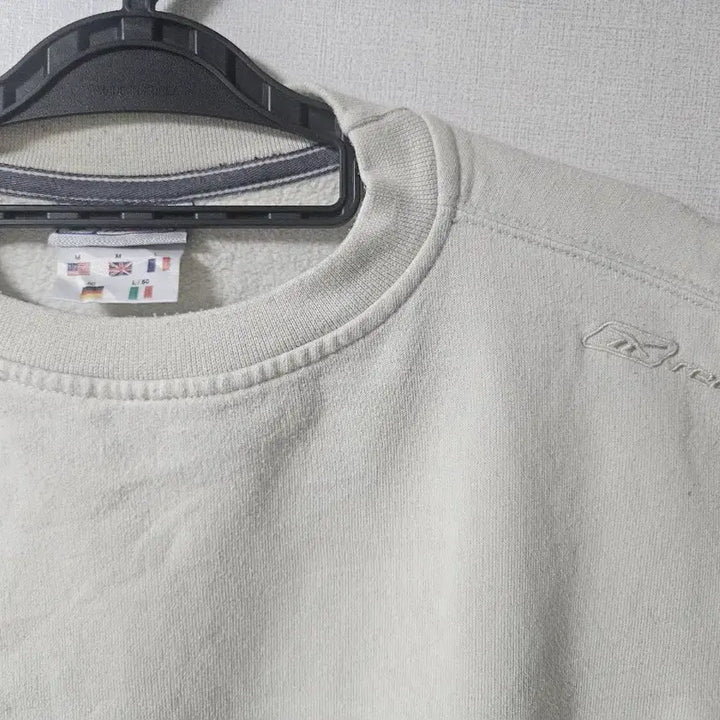 [BUNJANG] Reebok Oatmeal Embroidered Logo Sweatshirt / 리복 아이보리 맨투맨 티셔츠