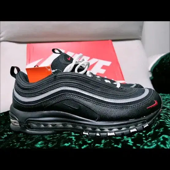 [BUNJANG] Nike Air Max 97 Black Sneakers (Size 285) / (정품 새제품) 때 안타는 재질 귀한 에어맥스 97 (285 사이즈)
