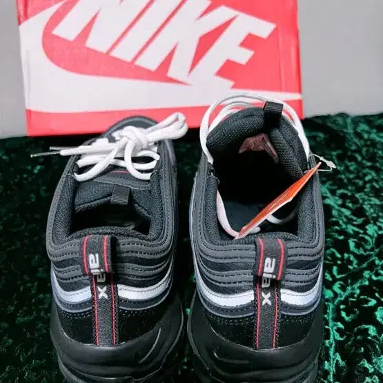 [BUNJANG] Nike Air Max 97 Black Sneakers (Size 285) / (정품 새제품) 때 안타는 재질 귀한 에어맥스 97 (285 사이즈)