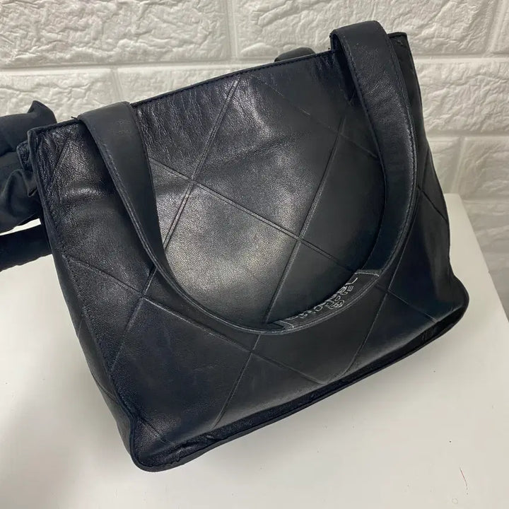 [BUNJANG] Chanel Vintage Matelasse Mini Tote Bag / CHANEL /빈티지 샤넬 5번대 마틀라세 블랙 태그 램스킨 미니 토트백