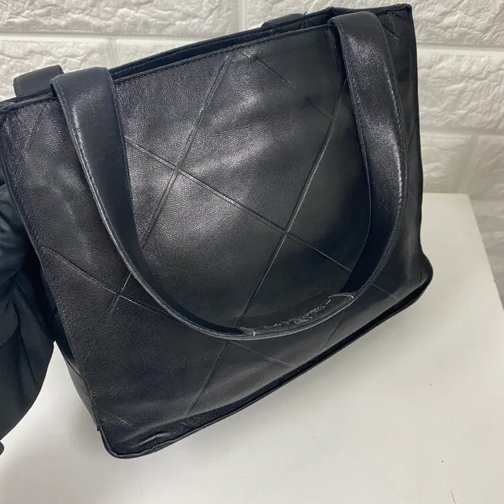 [BUNJANG] Chanel Vintage Matelasse Mini Tote Bag / CHANEL /빈티지 샤넬 5번대 마틀라세 블랙 태그 램스킨 미니 토트백