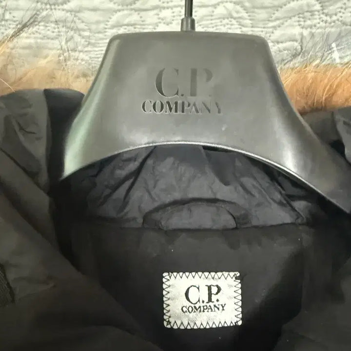 [BUNJANG] C.P. Company Black Padded Jacket with Fox Fur (Size 48) / Cp 컴퍼니 블랙 렌즈 패딩 점퍼 폭스 퍼 48사이즈 새상품 개급쳐합니다