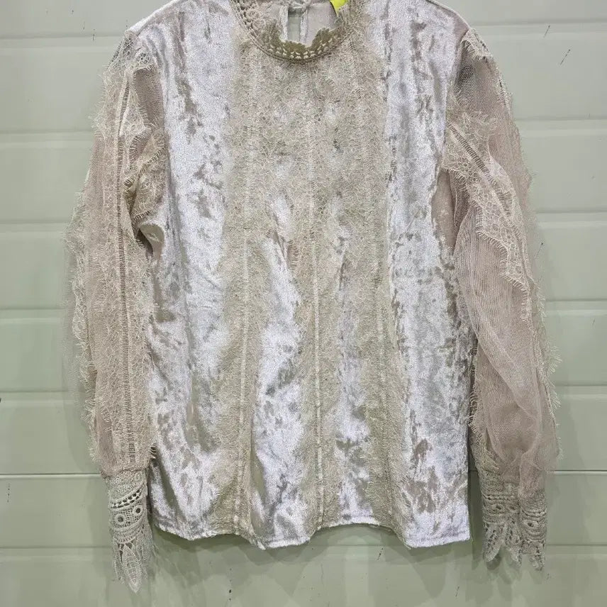 [BUNJANG] MOCOLOCO Velvet Lace Blouse Ivory / MOCOLOCO 벨벳 레이스 블라우스 아이보리