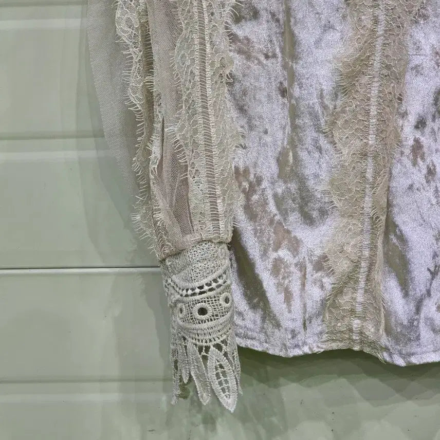 [BUNJANG] MOCOLOCO Velvet Lace Blouse Ivory / MOCOLOCO 벨벳 레이스 블라우스 아이보리