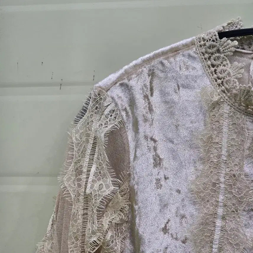[BUNJANG] MOCOLOCO Velvet Lace Blouse Ivory / MOCOLOCO 벨벳 레이스 블라우스 아이보리