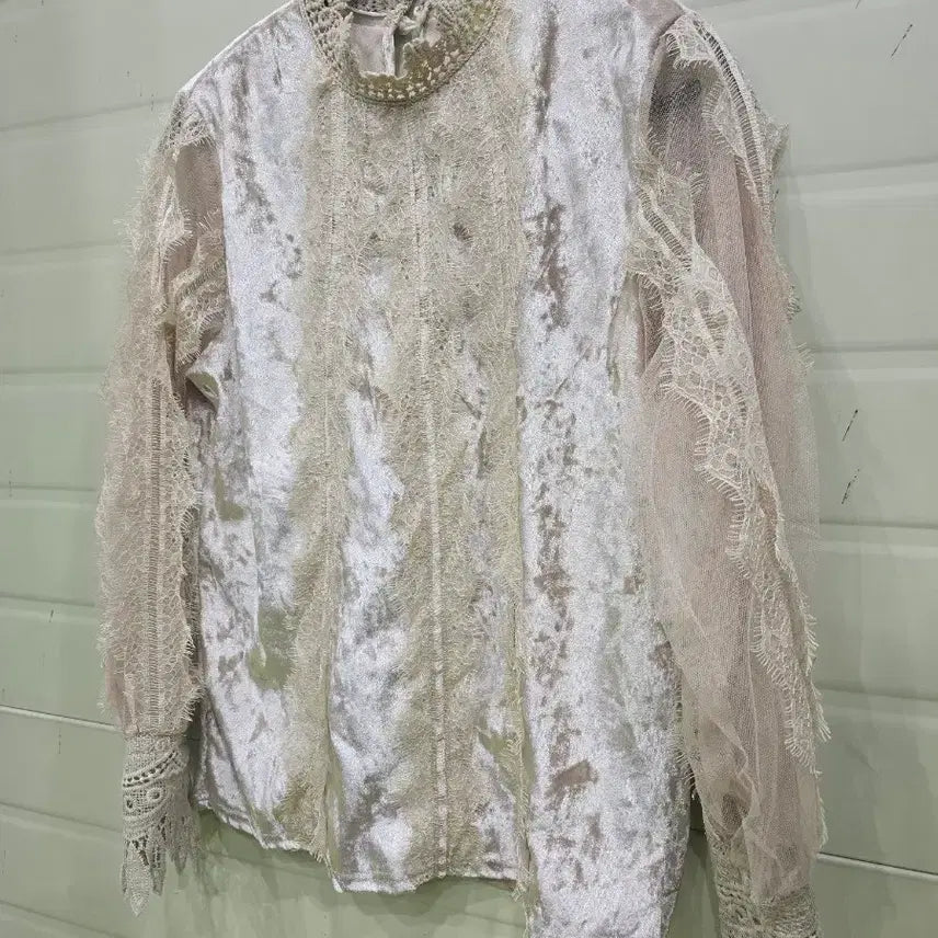 [BUNJANG] MOCOLOCO Velvet Lace Blouse Ivory / MOCOLOCO 벨벳 레이스 블라우스 아이보리