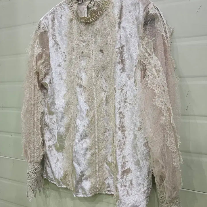 [BUNJANG] MOCOLOCO Velvet Lace Blouse Ivory / MOCOLOCO 벨벳 레이스 블라우스 아이보리