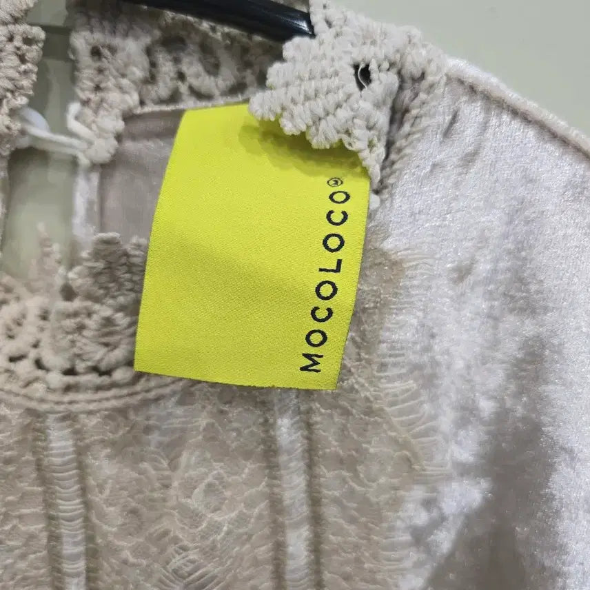 [BUNJANG] MOCOLOCO Velvet Lace Blouse Ivory / MOCOLOCO 벨벳 레이스 블라우스 아이보리