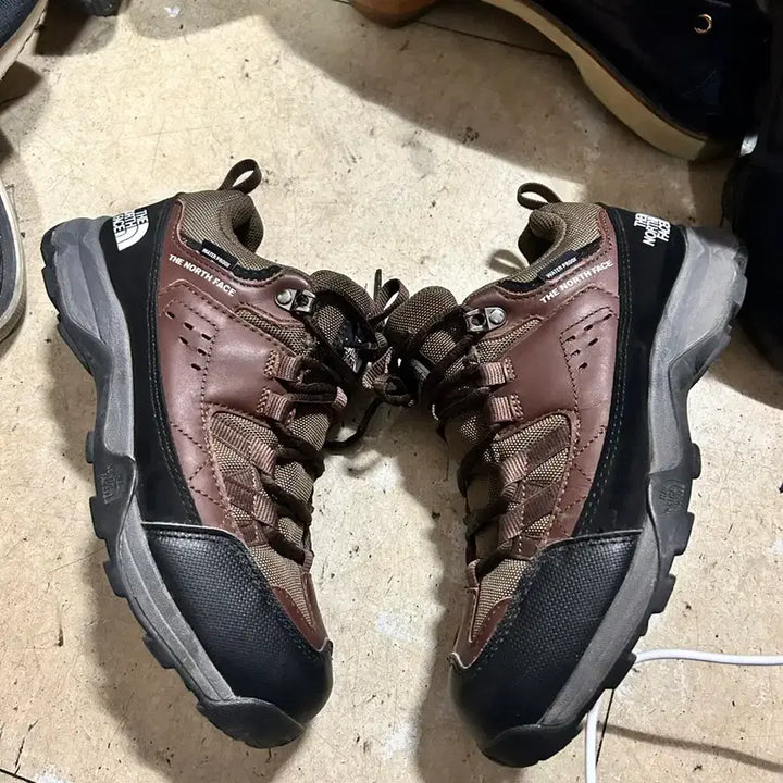 [BUNJANG] The North Face Waterproof Hiking Shoes Brown / 노스페이스 등산화 방수 운동화 트레킹화 브라운235cm