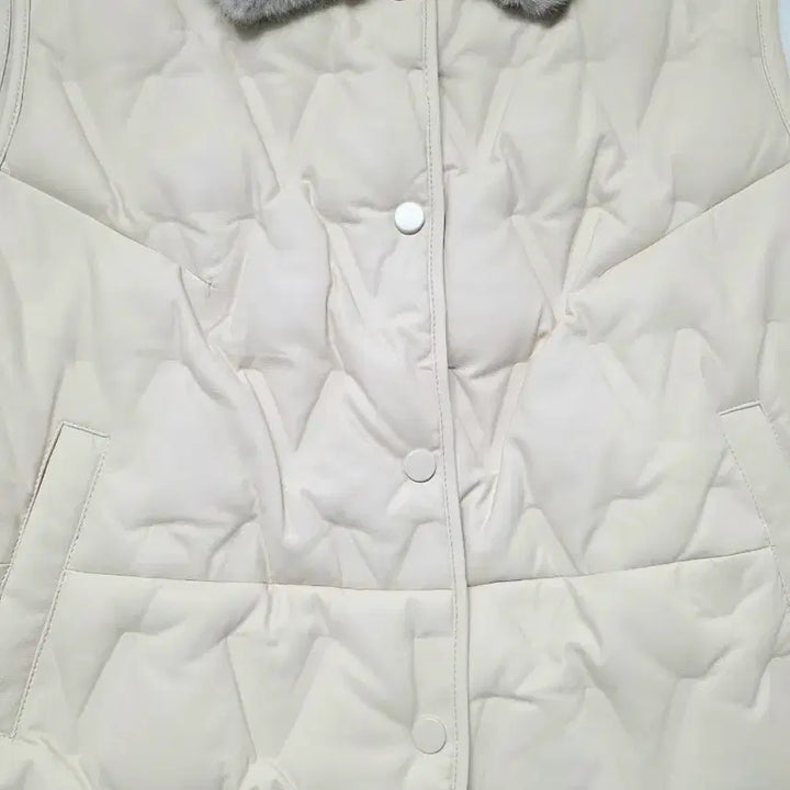 [BUNJANG] Ivory Eco-Fur Collar Quilted Vest / 아이보리 퍼 카라 가죽퀼팅 누빔 조끼