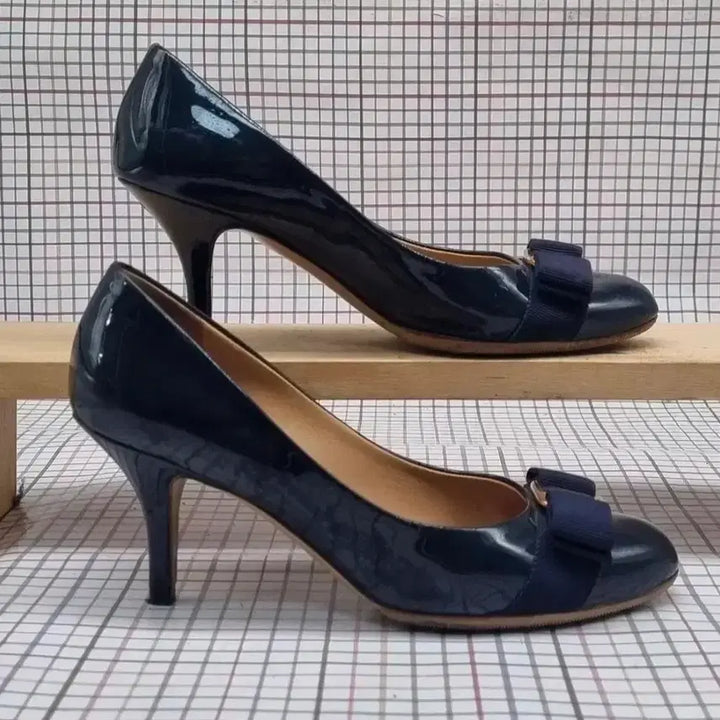 [BUNJANG] Ferragamo Vara Navy Heels / 페라가모 바라 구두