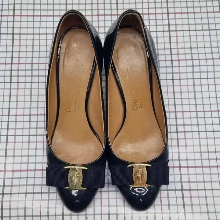 [BUNJANG] Ferragamo Vara Navy Heels / 페라가모 바라 구두