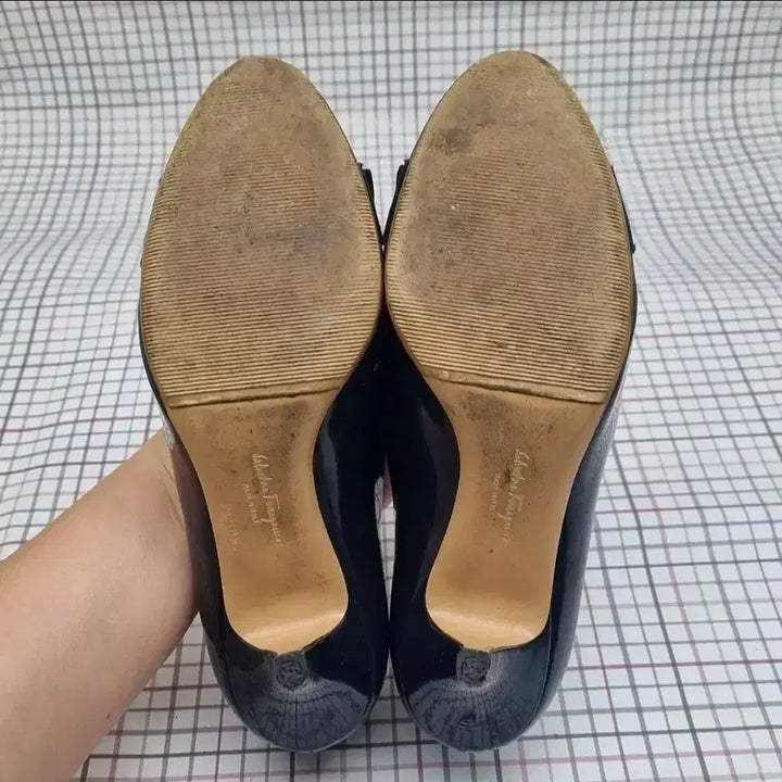 [BUNJANG] Ferragamo Vara Navy Heels / 페라가모 바라 구두