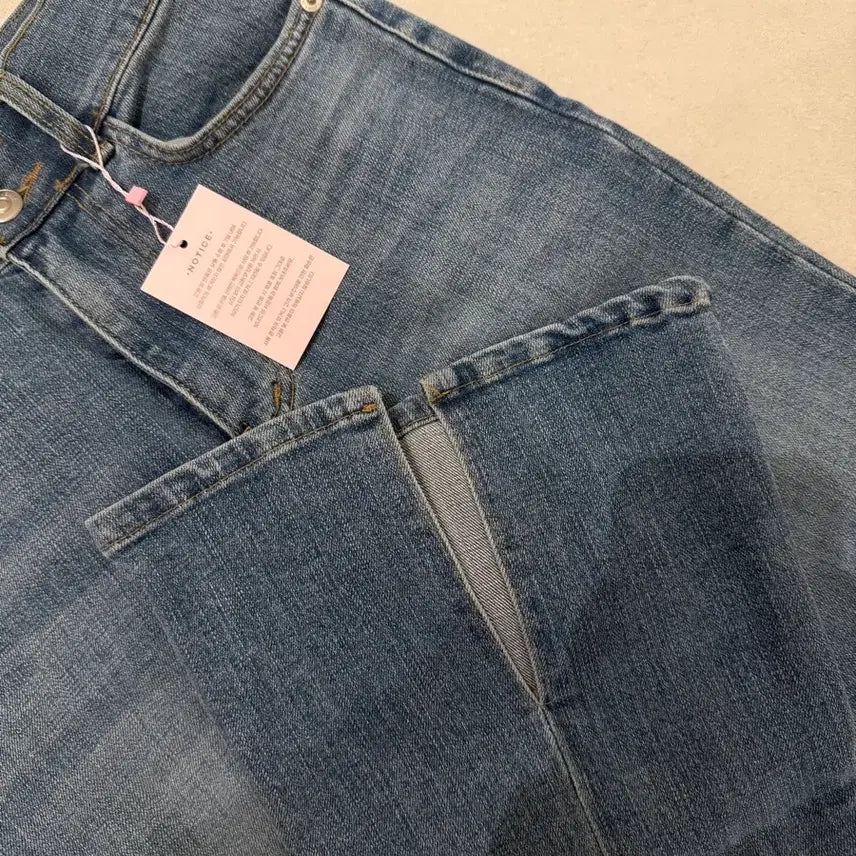 [BUNJANG] Two-Button Slit Bootcut Jeans / 여왕의 옷장 Fe 투버튼절개부츠컷 투버튼 절개 트임 부츠컷청바지