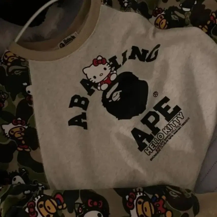 [SOLD OUT] 베이프 헬로키티 콜라보 맨투맨 M