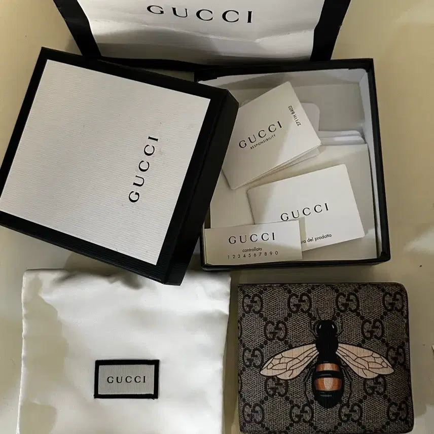 [BUNJANG] Gucci GG Supreme Beige Wallet with Bee Print / 구찌 GG 슈프림 베이지 반지갑 꿀벌 프린트