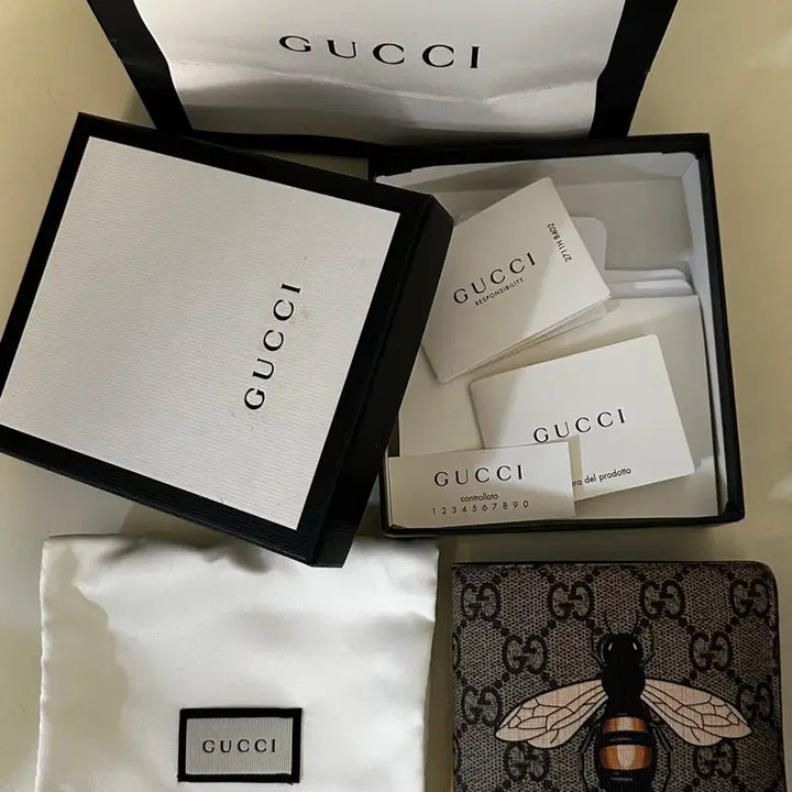 [BUNJANG] Gucci GG Supreme Beige Wallet with Bee Print / 구찌 GG 슈프림 베이지 반지갑 꿀벌 프린트