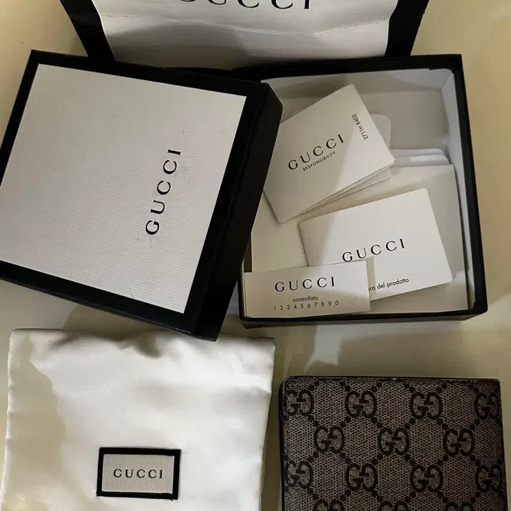 [BUNJANG] Gucci GG Supreme Beige Wallet with Bee Print / 구찌 GG 슈프림 베이지 반지갑 꿀벌 프린트