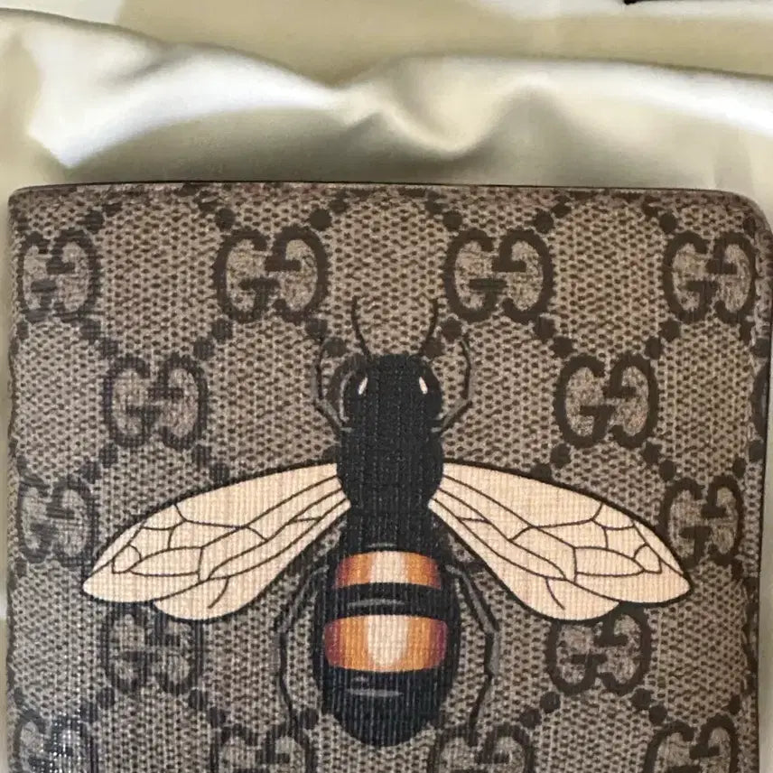 [BUNJANG] Gucci GG Supreme Beige Wallet with Bee Print / 구찌 GG 슈프림 베이지 반지갑 꿀벌 프린트