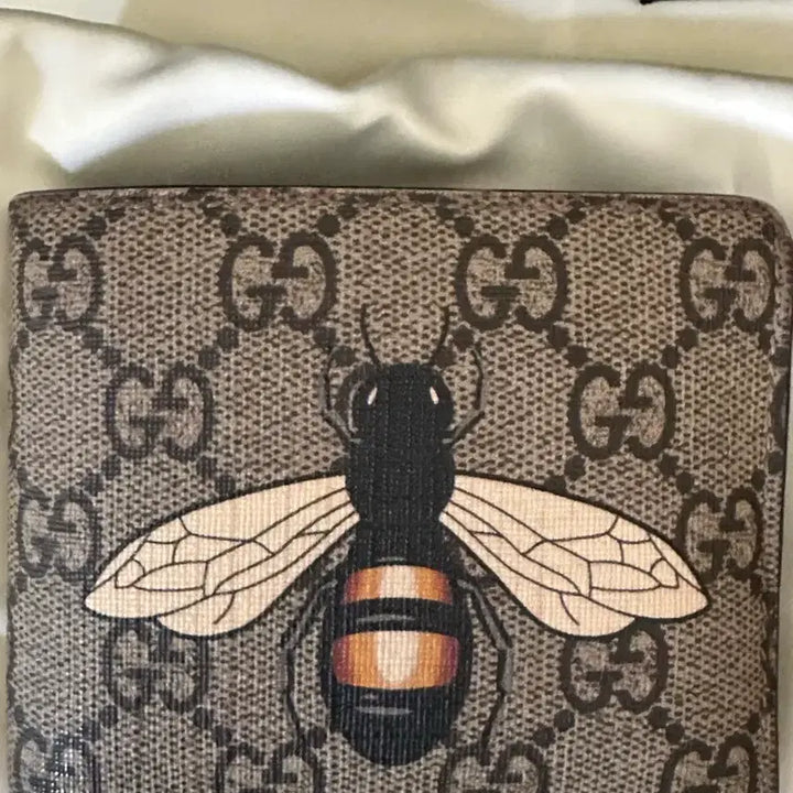 [BUNJANG] Gucci GG Supreme Beige Wallet with Bee Print / 구찌 GG 슈프림 베이지 반지갑 꿀벌 프린트
