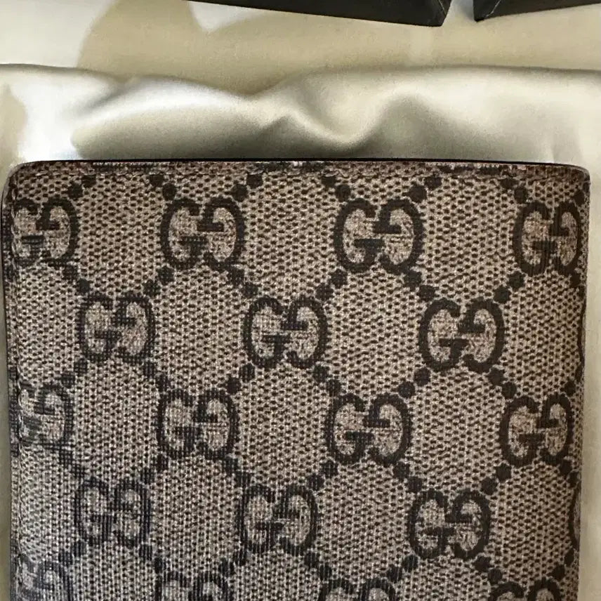 [BUNJANG] Gucci GG Supreme Beige Wallet with Bee Print / 구찌 GG 슈프림 베이지 반지갑 꿀벌 프린트