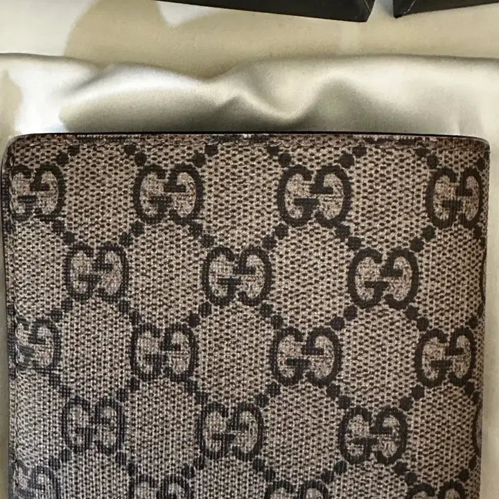 [BUNJANG] Gucci GG Supreme Beige Wallet with Bee Print / 구찌 GG 슈프림 베이지 반지갑 꿀벌 프린트