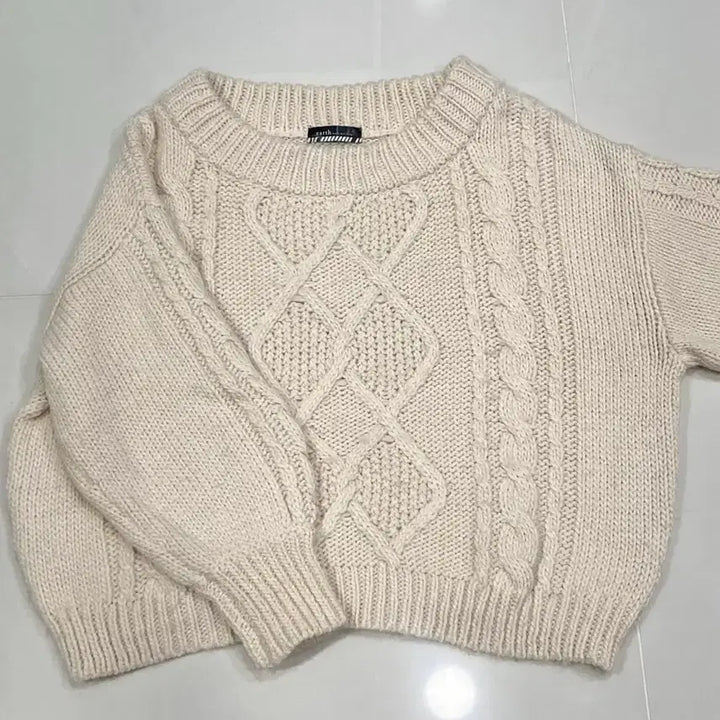 [BUNJANG] Vintage Ivory Thick Avant-Garde Knit Sweater / 빈티지 아이보리 두툼 아방핏 원숄더 아가일 니트 모리걸